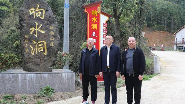 益阳市人大常委会副主任参观调研“绿韵书屋”