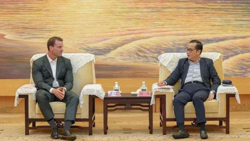 上海奉贤区领导接待如新首席运营官康泽远