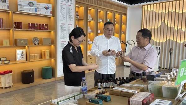 聚焦康养 炎帝董事长带队参访李时珍国灸集团