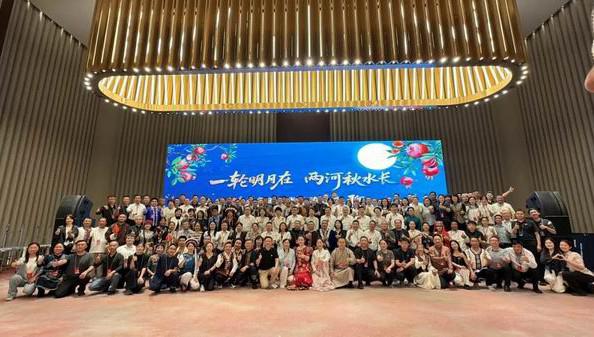 五十六个民族代表在东阿阿胶赴一场团圆之约