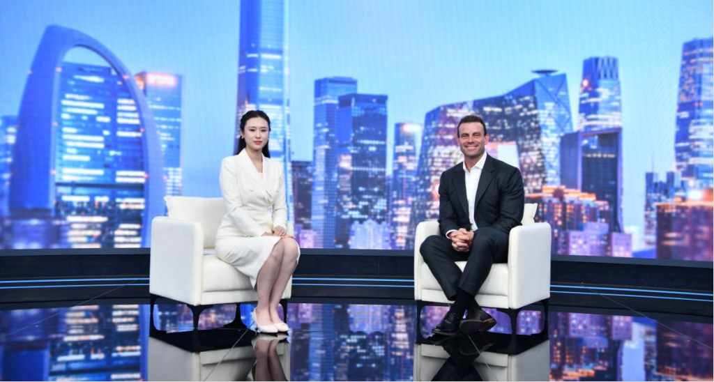  如新集团全球首席运营总裁康泽远（右）做客人民日报健康客户端健康中国会客厅节目。